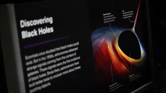 El horizonte de sucesos se considera el punto de no retorno de un agujero negro, a partir del cual incluso la luz es absorbida por su fuerza gravitacional.