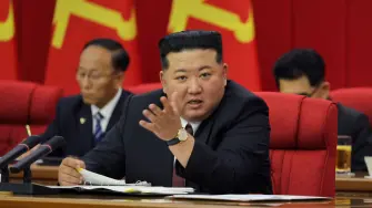El líder norcoreano Kim Jong Un afirmó que su país está equipando "a la Marina con armas nucleares", en un evento en el que anunció planes para construir buques de guerra de 10.000 toneladas, informó el miércoles la prensa estatal.

¡Síguenos en nuestras redes sociales para mantenerte informado!