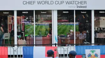 Mientras miles de aficionados sueñan con conseguir entradas para el Mundial 2026, dos estadounidenses encontraron una forma inusual de vivir el torneo: cobran 50.000 dólares por ver los 104 partidos desde un estudio acristalado instalado a la vista de los transeúntes en pleno Times Square, en Nueva York.

¡Síguenos en nuestras redes sociales para mantenerte informado!