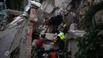 Los sismos, que provocaron el derrumbe de edificios en Caracas y se sintieron en la vecina Colombia, se produjeron con un minuto de diferencia, en lugares separados por unos 45 kilómetros y a distintas profundidades, indicaron los datos del USGS.