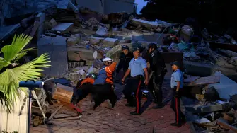 Dos terremotos sacudieron el miércoles el oeste de la capital de Venezuela, provocando el derrumbe de edificios en Caracas.