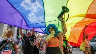 La Marcha del Orgullo LGBT+ en la CDMX mantendrá su llegada al Zócalo el sábado 27 de junio, aunque habrá ajustes operativos por las actividades del Mundial 2026.

¡Síguenos en nuestras redes sociales para mantenerte informado!