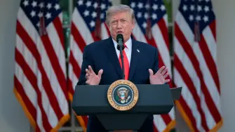 El presidente de Estados Unidos aseguró que un dron impactó un carguero y que las fuerzas estadounidenses derribaron otros tres en el estrecho de Ormuz.