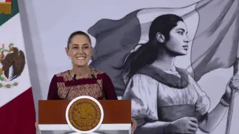 Cuauhtémoc, Ciudad de México, México, 26 de junio de 2026.La doctora Claudia Sheinbaum Pardo, presidenta Constitucional de los Estados Unidos Mexicanos en conferencia de prensa matutina, “Conferencia del Pueblo” desde el Salón Tesorería de Palacio Nacional. La acompaña Claudia Curiel de Icaza, secretaria de Cultura y Bulmaro Juárez Pérez, divulgador de lenguas originarias, presentador de la sección “Suave Patria”. Foto: Juan Carlos Buenrostro / Presidencia