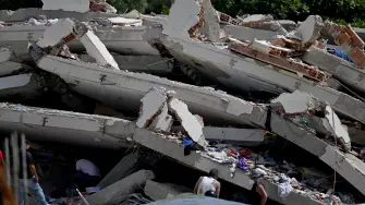 Volunteers and relatives search for possible victims amid the rubble of a collapsed building following earthquakes in Caraballeda, La Guaira state, Venezuela, on June 26, 2026. The death toll from two powerful earthquakes that devastated Venezuela earlier this week rose to 920 on June 26, National Assembly President Jorge Rodriguez said. (Photo by Juan BARRETO / AFP)