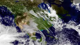 Imagen satelital de México, cubierto de bandas nubosas y un posible ciclón tropical.