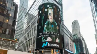 Criptobros escuchan en Times Square el discurso de Elon Musk la jornada de salida a bolsa de SpaceX.