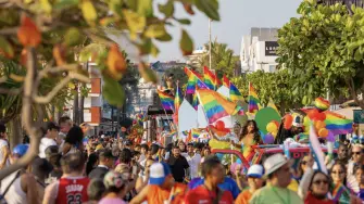Puerto Vallarta, León y Ciudad de México muestran cómo las Marchas Pride pasaron de la visibilidad social a una agenda turística con impacto económico y de inclusión

Para más información del tema, visita: https://www.eleconomista.com.mx/los-especiales/pride-convierte-celebracion-derrama-economica-mexico-20260627-820550.html

¡Síguenos en nuestras redes sociales para mantenerte informado!

Twitter: https://twitter.com/eleconomista 
Facebook: https://www.facebook.com/ElEconomista.mx
Instagram: https://www.instagram.com/eleconomistamx
LinkedIn: https://www.linkedin.com/company/el-economista/

#ElEconomista #EETV