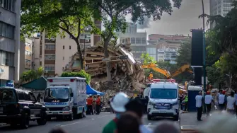 La tragedia en Venezuela continúa agravándose. Tras los terremotos que sacudieron la zona norte del país, la cifra oficial de fallecidos ya supera las 900 personas, mientras crecen las labores de rescate y la presión por ayuda humanitaria en las comunidades devastadas.