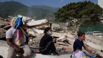 Más de mil 400 personas han muerto tras los terremotos que golpearon Venezuela esta semana. Miles de familias permanecen en refugios improvisados mientras continúan las labores de rescate en medio de una creciente crisis humanitaria.