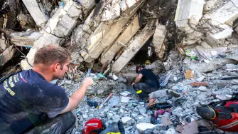 Imágenes aéreas muestran la magnitud del desastre en La Guaira, una de las zonas más afectadas por los terremotos en Venezuela. La cifra de víctimas ya se acerca a las mil 500 personas mientras continúan las labores de rescate.

¡Síguenos en nuestras redes sociales para mantenerte informado!