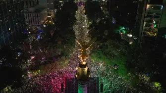 Festejos en el Ángel de Independencia por el triunfo de México sobre República Checa en el último partido de la Fase de Grupos del Mundial de Futbol 2026.