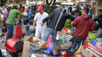 Venezolanos en Colombia reúnen ayuda, organizan donaciones de medicamentos, productos de higiene y alimentos para enviar a Venezuela, mientras muchos siguen buscando a sus seres queridos.

¡Síguenos en nuestras redes sociales para mantenerte informado!