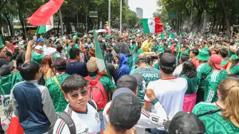 Aficionados se congregan en Paseo de la Reforma para ver el partido México vs. Ecuador del Mundial 2026.