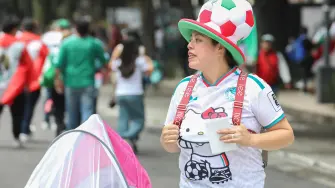 Aficionados se congregan en Paseo de la Reforma para ver el partido México vs. Ecuador del Mundial 2026.