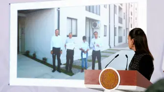 La presidenta Claudia Sheinbaum encabezó la entrega simbólica de 96 casas en Los Mochis.