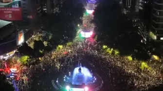 Miles de aficionados celebraron en Ciudad de México el triunfo 2-0 frente a Ecuador, resultado que llevó al Tri a octavos de final y marcó su mejor actuación mundialista en cuatro décadas.