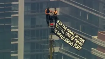 Dos personas escalaron hasta la cima de la imponente aguja del Empire State Building en la ciudad de Nueva York el miércoles 1 de julio para desplegar una gran pancarta que clamaba por la paz mundial.

¡Síguenos en nuestras redes sociales para mantenerte informado!