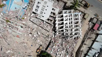 ¿Por qué Venezuela no pudo monitorear el terremoto pese a las advertencias científicas?

Las advertencias existían desde hace décadas. Tras el devastador terremoto de Caracas de 1967, Venezuela sabía que convivía con una amenaza sísmica permanente. Durante años, expertos advirtieron sobre la posibilidad de un sismo de esta magnitud, pero el deterioro de los sistemas de monitoreo, la reducción de estaciones sismológicas, la falta de inversión en investigación y las limitaciones en el acceso a la información habrían debilitado la capacidad de prevención y respuesta.

¡Síguenos en nuestras redes sociales para mantenerte informado!