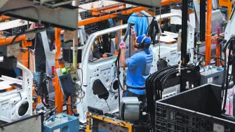 México registró uno de los mayores crecimientos de productividad entre los países de la OCDE en la etapa postpandemia, impulsado por una reducción de las horas trabajadas. El país también mantiene un fuerte avance en salarios reales, favorecido por los incrementos al salario mínimo.