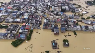 Fuertes vientos y tormentas con rayos mataron al menos a una quincena de personas en el centro y sur de China, cuyo presidente Xi Jinping llamó a ayudar a los afectados, informó el martes la prensa estatal.