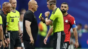 El técnico de Egipto, Hossam Hassan, criticó las decisiones arbitrales tras la derrota frente a Argentina en los octavos de final del Mundial. El entrenador aseguró que su equipo fue perjudicado por el VAR y afirmó que no seguirá viendo el torneo.