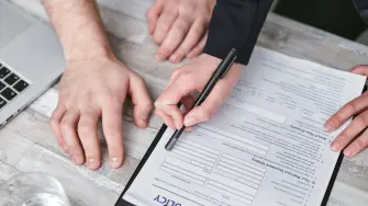 Revisión de un contrato de seguros médicos mayores que incluyen condiciones de antigüedad y preexistencia de enfermedades.