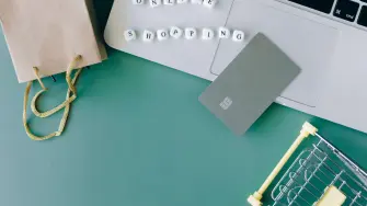 Una computadora, una tarjeta y podemos tomar decisiones de compra con solo un click.