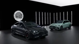 Mercedes-AMG CLA 45 4MATIC+ EVCoupé:Exterieur Farbe: MANUFAKTUR graphit grau magnoInterieur Polster: ARTICO/Microcut schwarz / racegelbEnergieverbrauch kombiniert: 18,7‒16,5 kWh/100 km | CO₂-Emissionen kombiniert: 0 g/km | CO₂-Klasse: AShooting Brake:Exterieur Farbe: Aqua-Mint UniInterior Polster: ARTICO/Microcut schwarzEnergieverbrauch kombiniert: 19,6‒17,4 kWh/100 km | CO₂-Emissionen kombiniert: 0 g/km | CO₂-Klasse: ADie Angaben sind vorläufig. Es liegen bislang weder bestätigte Werte von einer amtlich anerkannten Prüforganisation noch eine EG-Typgenehmigung noch eine Konformitätsbescheinigung mit amtlichen Werten vor. Abweichungen zwischen den Angaben und den amtlichen Werten sind möglich. The new Mercedes-AMG CLA 45 4MATIC+ electric.Coupé:Exterior color: MANUFAKTUR graphite grey magnoInterior: ARTICO Microcut black / race yellowEnergy consumption combined: 18.7–16.5 kWh/100 km | Combined CO₂ emissions: 0 g/km | CO₂ class: AShooting Brake:Exterior color: Aqua-mint non-metallicInterior: ARTICO Microcut BlackEnergy consumption combined: 19.6–17.4 kWh/100 km | Combined CO₂ emissions: 0 g/km | CO₂ class: AThe figures are provisional. To date, there are no confirmed figures from an officially recognised testing organisation, nor is there an EC type-approval or a certificate of conformity containing official figures. There may be discrepancies between the figures provided and the official figures.