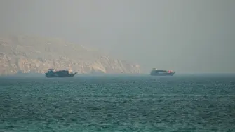 Buques en el estrecho de Ormuz, vistos desde Musandam, Omán.