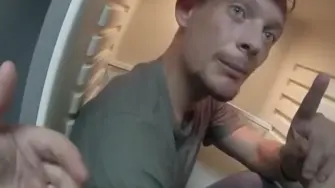 Descubren a un hombre escondido en la nevera de su casa cuando iban a detenerlo. Ocurrió en Kent, Reino Unido. El hombre, de 33 años, fue finalmente sentenciado a tres años de cárcel por tratos vejatorios, tentativa de asesinato y posesión de drogas, entre otros cargos.