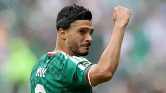 Las máscaras protectoras son cada vez más comunes en el futbol profesional. Desde Raúl Jiménez hasta Kylian Mbappé, varios jugadores han recurrido a ellas tras sufrir fracturas faciales. Especialistas explican por qué un golpe en la nariz o el rostro puede dejar secuelas permanentes si no recibe el tratamiento adecuado.
