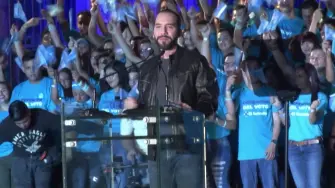 El presidente de El Salvador, Nayib Bukele, ganó la nominación de su partido para buscar un tercer mandato de seis años en las elecciones de febrero próximo, anunció su formación Nuevas Ideas.

¡Síguenos en nuestras redes sociales para mantenerte informado!

Twitter: https://twitter.com/eleconomista 
Sitio web: https://www.eleconomista.com.mx/ 
Facebook: https://www.facebook.com/ElEconomista.mx 
Instagram: https://www.instagram.com/eleconomistamx

#ElEconomista #EETV #AFP