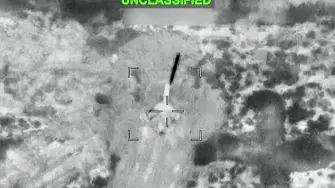 Esta captura de pantalla, tomada de un video compartido por el Mando Central de EU en la plataforma X y difundido a través de AFPTV el 13 de julio de 2026, muestra presuntamente ataques estadounidenses contra instalaciones militares iraníes.