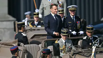 En su último 14 de Julio como presidente de Francia, Emmanuel Macron convirtió el martes la avenida de los Campos Elíseos de París en una vitrina de unidad europea y homenaje a Ucrania con un desfile militar imponente.

¡Síguenos en nuestras redes sociales para mantenerte informado!