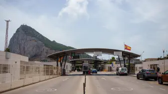 Los miles de trabajadores que cruzan a diario entre España y el enclave británico de Gibraltar comenzarán el miércoles una nueva era, cuando entre en vigor el tratado de libre circulación que suprimirá los controles fronterizos que fueron durante mucho tiempo fuente de tensión.