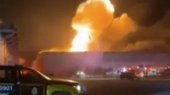 Un video captado por un testigo mostró el momento en que un dron impactó un almacén en el puerto de AlShuaibaa, Kuwait. Reuters verificó la ubicación de las imágenes, mientras que Irán confirmó ataques contra territorio kuwaití, en medio de una nueva escalada de tensiones con Estados Unidos.