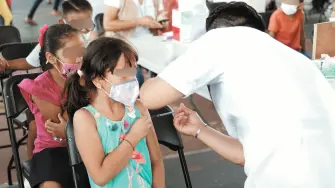 La vacunación infantil aumentó en 2025 y está recuperando los niveles previos a la pandemia del covid-19 en América Latina y el Caribe, aunque la protección contra el sarampión debe mejorar, afirmó este miércoles la Organización Panamericana de la Salud (OPS).

Para más información del tema, visita: https://www.eleconomista.com.mx/internacionales/america-latina-recupera-niveles-vacunacion-infantil-anteriores-covid-19-ops-20260715-823369.html

Twitter: https://twitter.com/eleconomista 
Sitio web: https://www.eleconomista.com.mx/ 
Facebook: https://www.facebook.com/ElEconomista.mx 
Instagram: https://www.instagram.com/eleconomistamx 

#ElEconomista #EETV #Geopolítica