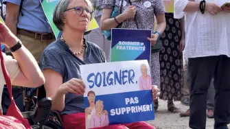El Parlamento de Francia aprobó este miércoles el derecho a la muerte asistida o eutanasia para algunos pacientes con enfermedades incurables, una reforma polémica defendida por el presidente Emmanuel Macron.