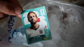 Los aficionados argentinos recurrieron a sus tradicionales cábalas antes de la semifinal del Mundial 2026 contra Inglaterra, congelando calcomanías de figuras como Harry Kane y Jude Bellingham con la esperanza de “neutralizar” su desempeño. La superstición, que también se volvió tendencia en redes sociales con imágenes creadas por IA, acompañó el esperado duelo entre dos selecciones que protagonizan una de las rivalidades más intensas del fútbol internacional.