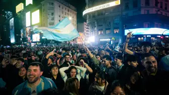 Decenas de miles de argentinos se volcaron a las calles en las principales ciudades del país el miércoles, tras el electrizante triunfo de la selección de ⁠fútbol 2-1 ante Inglaterra en el Mundial y el pase a la final contra España.
