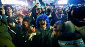 Argentinos celebran el agónico pase a la final de su selección tras un sufrido partido ante Inglaterra (2-1) que la albiceleste remontó ocho minutos antes de que finalizara el encuentro.