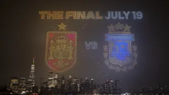La imagen final del 19 de julio, con los escudos de España y Argentina, se proyecta frente al horizonte de Manhattan durante el espectáculo de drones de la FIFA en Nueva York/Nueva Jersey, en el Liberty State Park, el 15 de julio de 2026 en Jersey City, Nueva Jersey. AFP