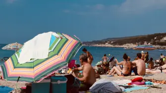 Salir de vacaciones de verano en 2026 es más caro. Conoce las razones detrás del alza en hospedaje y cómo proteger tu bolsillo frente a la inflación turística.