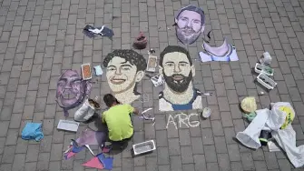 Antes de la final del Mundial entre Argentina y España, un artista kosovar rindió homenaje el jueves a dos estrellas que estarán en el partido decisivo: el argentino Lionel Messi y el español Lamine Yamal.