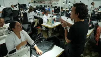 En un taller de moda en Venezuela, los hilos de brillantes colores para confeccionar vestidos quedaron a un lado. El color negro se impuso. Ahora se cosen bolsas mortuorias para donarlas a rescatistas y familiares que recuperan cuerpos de las ruinas del doble terremoto.

¡Síguenos en nuestras redes sociales para mantenerte informado!

Twitter: https://twitter.com/eleconomista 
Sitio web: https://www.eleconomista.com.mx/ 
Facebook: https://www.facebook.com/ElEconomista.mx 
Instagram: https://www.instagram.com/eleconomistamx

#ElEconomista #EETV #AFP