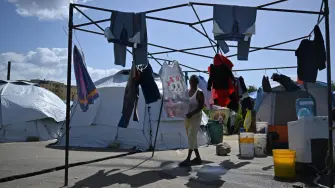 "Bienvenidos a Ciudad Carpita", se lee en un letrero junto a una bandera de Venezuela en la entrada de un campamento de damnificados por los terremotos en el devastado estado de La Guaira. Médicos y enfermeras también se han instalado en la zona y trabajan sin descanso para brindar primeros auxilios, atención médica y apoyo emocional.