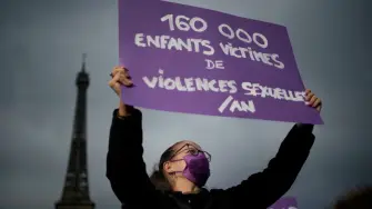 Las autoridades de París han abierto investigaciones en más de 110 escuelas de prescolar, de primaria y de guarderías, tras escándalos de abuso de menores. Más de 130 de cuidadores infantiles han sido suspendidos a lo largo del año, más de 50 por “sospechas de violencia sexual o sexistas”. 

Hasta el momento la justicia tiene 3 casos abiertos, entre ellos una reciente condena hecha el 10 de julio. Muchos trabajadores se quejan de un clima de sospecha generalizado y han hecho huelgas. La ciudad invertirá 20 millones de euros en un plan para combatir el abuso infantil.