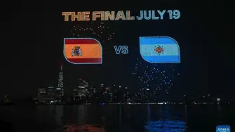 La cuenta regresiva para la Final de la Copa Mundial de la FIFA 2026 ya comenzó. Un espectáculo con cientos de drones iluminó el cielo sobre Liberty State Park, en Nueva Jersey, con figuras de Argentina, España y el trofeo del Mundial, teniendo como escenario el icónico horizonte de Manhattan. Argentina y España definirán al nuevo campeón este domingo en el New York New Jersey Stadium.