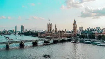 La vista panorámica de Londres reúne el Támesis, el Parlamento, el London Eye y una arquitectura que enlaza siglos de historia con la vida contemporánea.